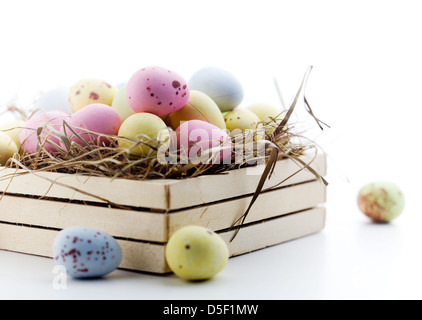 Schokoladeneier in kleine Holzkiste Stockfoto