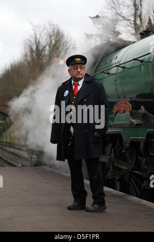 Alresford, UK. 31s März 2013.  Der Bahnhofsvorsteher auf der Plattform an Alresford Station. Familien verbringen Sie einen "Tag mit Thomas' auf der Brunnenkresse-Linie während Ostern Sonntag. Die Linie wurde ursprünglich verwendet, um frische Kresse nach London zu transportieren. Bildnachweis: Rob Arnold/Alamy Live-Nachrichten Stockfoto