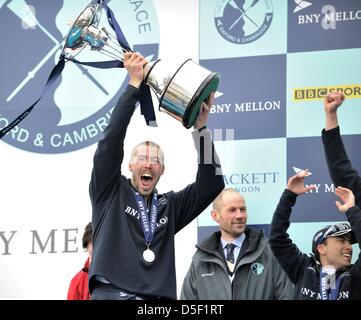 London, UK. 31. März 2013.  Oxford-Präsident Alex Davidson hält die Tasse empor nach dem Sieg über Cambridge.  Die BNY Mellon Boat Race. 159. Durchführung der Veranstaltung zwischen Oxford und Cambridge Universitäten. Stockfoto