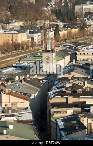 Eine Luftaufnahme des Altstädter Rathauses (Altes Rathaus) und Getreidegasse Straße in der Altstadt, Salzburg, Österreich Stockfoto