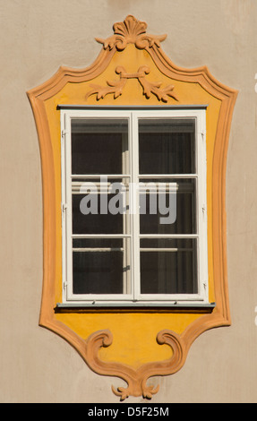 Eine reich verzierte Fenster in Mozarts Geburtshaus in Salzburg, Österreich Stockfoto