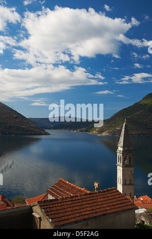 Blick auf die Bucht von Kotor aus Kleinstadt Perast, Montenegro Stockfoto