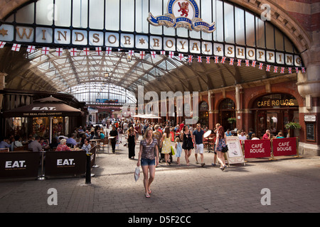 England, Berkshire, Windsor Royal Shopping Arcade-alte Eisenbahn-Bahn-Eingang Stockfoto