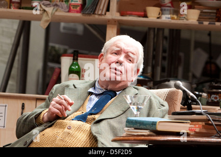 Richard Griffiths (Fitz / WH Auden) in THE HABIT OF ART von Alan Bennett am Lyttelton Theatre, National Theatre (NT), London 2009 Design: Bob Crowley Beleuchtung: Mark Henderson Regie: Nicholas Hytner Stockfoto