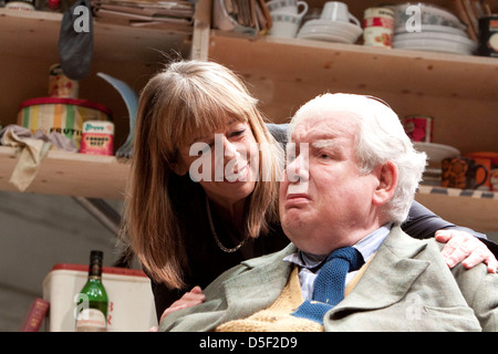 Frances de la Tour (Kay / Stage Manager), Richard Griffiths (Fitz / WH Auden) in THE HABIT OF ART von Alan Bennett am Lyttelton Theatre, National Theatre (NT), London 2009 Design: Bob Crowley Beleuchtung: Mark Henderson Regie: Nicholas Hytner Stockfoto