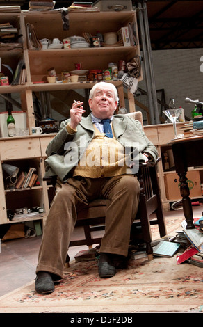 Richard Griffiths (Fitz / WH Auden) in THE HABIT OF ART von Alan Bennett am Lyttelton Theatre, National Theatre (NT), London 2009 Design: Bob Crowley Beleuchtung: Mark Henderson Regie: Nicholas Hytner Stockfoto