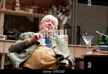 Richard Griffiths (Fitz / WH Auden) in THE HABIT OF ART von Alan Bennett am Lyttelton Theatre, National Theatre (NT), London 2009 Design: Bob Crowley Beleuchtung: Mark Henderson Regie: Nicholas Hytner Stockfoto