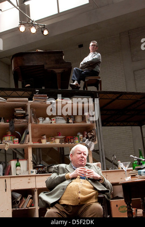 Top: Alex Jennings (Henry / Benjamin Britten) Unten: Richard Griffiths (Fitz / WH Auden) Stockfoto