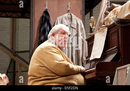 Richard Griffiths (Fitz / WH Auden) in THE HABIT OF ART von Alan Bennett am Lyttelton Theatre, National Theatre (NT), London 2009 Design: Bob Crowley Beleuchtung: Mark Henderson Regie: Nicholas Hytner Stockfoto