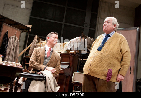 l-r: Alex Jennings (Henry / Benjamin Britten), Richard Griffiths (Fitz / WH Auden) in THE HABIT OF ART von Alan Bennett am Lyttelton Theatre, National Theatre (NT), London 2009 Design: Bob Crowley Beleuchtung: Mark Henderson Regie: Nicholas Hytner Stockfoto