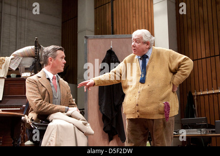 l-r: Alex Jennings (Henry / Benjamin Britten), Richard Griffiths (Fitz / WH Auden) in THE HABIT OF ART von Alan Bennett am Lyttelton Theatre, National Theatre (NT), London 2009 Design: Bob Crowley Beleuchtung: Mark Henderson Regie: Nicholas Hytner Stockfoto