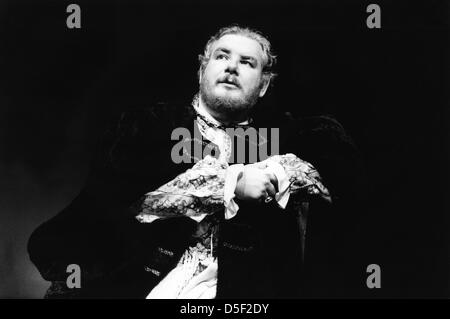 Richard Griffiths als Henry in HENRY VIII von Shakespeare. RSC 1983 Produktion im Royal Shakespeare Theatre, Stratford-upon-Avon Stockfoto