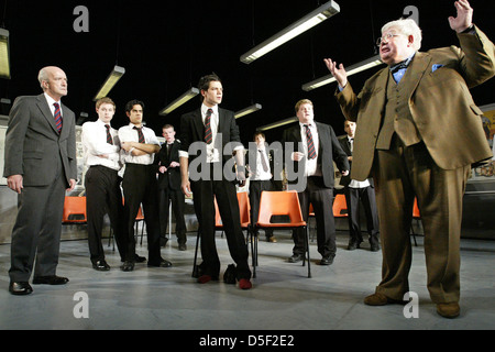 DIE HISTORY BOYS front l-r: Clive Merrison (Schulleiter), Dominic Cooper (Dakin), James Corden (Timms), Richard Griffiths (Hector) Stockfoto