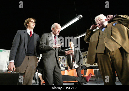 DIE HISTORY BOYS von Alan Bennett l-r: Stephen Campbell Moore (Irwin), Clive Merrison (Schulleiter), Richard Griffiths (Hector) Stockfoto