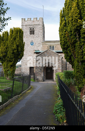 Turm und Veranda von Str. Andrews Kirche, Dent, Yorkshire Stockfoto