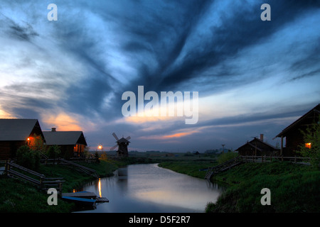 Holzhäuser am Ufer des Flusses in der Sommersaison Stockfoto