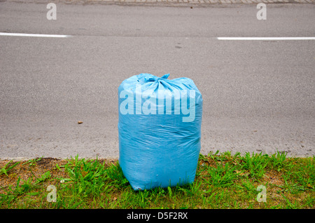 blauen Müllsack auf Stadtstraße Kunststoff Stockfoto