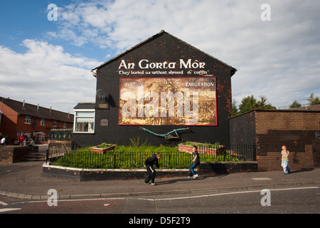 Eine nationalistische Wandgemälde im Ardoyne, Belfast, Nordirland. Stockfoto