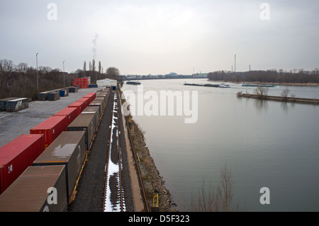 Railhead am Ufer des Flusses Rhein Stockfoto