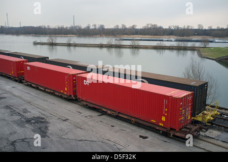 Railhead am Ufer des Flusses Rhein Stockfoto