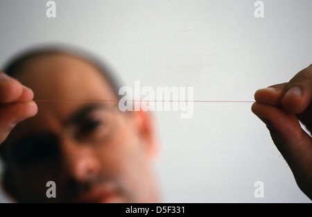 Ein Mann hält LWL-Kabel in einem High-Tech-Unternehmen in Israel Stockfoto