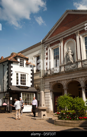 England, Berkshire, Windsor, High Street, Guildhall und Market Cross House (schiefe Haus) Stockfoto