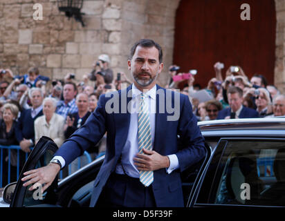 Mallorca, Spanien. 31. März 2013. Spaniens Kronprinz Felipe verlässt sein Auto, wie er zur Kathedrale von Palma De Mallorca kommt für die Teilnahme an einer Ostermesse in Palma De Mallorca auf der Insel Mallorca. Bildnachweis: Zixia/Alamy Live-Nachrichten Stockfoto