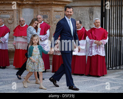 Mallorca, Spanien. 31. März 2013. Spaniens Kronprinz Felipe und seine Tochter Infanta Leonor verlassen Kathedrale von Palma De Mallorca nach dem Besuch einer Ostermesse in Palma De Mallorca auf der Insel Mallorca. Bildnachweis: Zixia/Alamy Live-Nachrichten Stockfoto