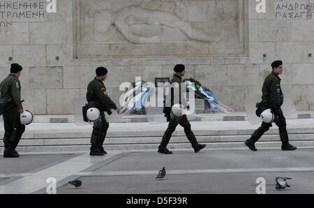 Athen, Griechenland. 31. März 2013.  Bereitschaftspolizei nehmen Stellung, während eine Anti-Sparmaßnahmen-Kundgebung vor dem Parlament. Einige hundert Demonstranten blockierten die Straße vor dem Parlamentsgebäude Protest gegen Sparmaßnahmen und der Einführung der Maßnahmen nach Zypern der EU. (Bild Kredit: Kredit: Aristidis Vafeiadakis/ZUMAPRESS.com/Alamy Live-Nachrichten) Stockfoto