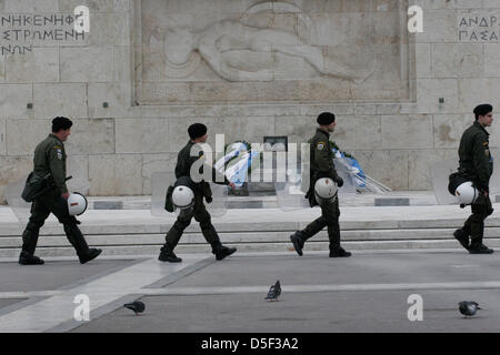 Athen, Griechenland. 31. März 2013.  Bereitschaftspolizei nehmen Stellung, während eine Anti-Sparmaßnahmen-Kundgebung vor dem Parlament. Einige hundert Demonstranten blockierten die Straße vor dem Parlamentsgebäude Protest gegen Sparmaßnahmen und der Einführung der Maßnahmen nach Zypern der EU. (Bild Kredit: Kredit: Aristidis Vafeiadakis/ZUMAPRESS.com/Alamy Live-Nachrichten) Stockfoto