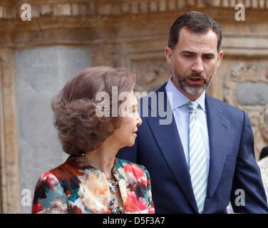 Mallorca, Spanien. 31. März 2013. Spaniens Kronprinz Felipe und seine Mutter Königin Sofia verlassen Kathedrale von Palma De Mallorca nach dem Besuch einer Ostermesse in Palma De Mallorca auf der Insel Mallorca. Bildnachweis: Zixia/Alamy Live-Nachrichten Stockfoto