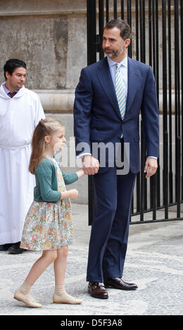 Mallorca, Spanien. 31. März 2013. Spaniens Kronprinz Felipe und seine Tochter Infanta Leonor verlassen Kathedrale von Palma De Mallorca nach dem Besuch einer Ostermesse in Palma De Mallorca auf der Insel Mallorca. Bildnachweis: Zixia/Alamy Live-Nachrichten Stockfoto