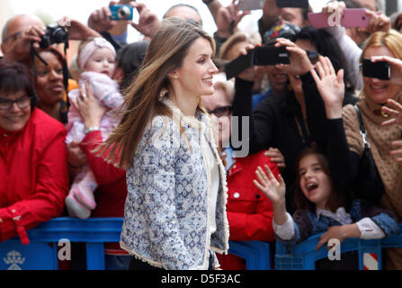 Mallorca, Spanien. 31. März 2013. Spaniens Prinzessin Letizia Spaziergänge in der Nähe der Masse nach dem Besuch einer Ostermesse in Palma De Mallorca auf der Insel Mallorca. Bildnachweis: Zixia/Alamy Live-Nachrichten Stockfoto