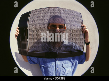 Fisheye Aufnahme eines Mannes halten transparente elektrische Leiterplatte Stockfoto