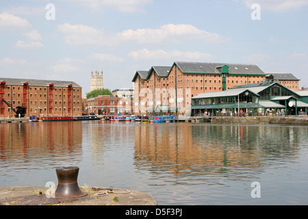 Hafenbecken mit Blick zur Kathedrale von Post festmachen. Gloucester Docks Gloucestershire England UK Stockfoto