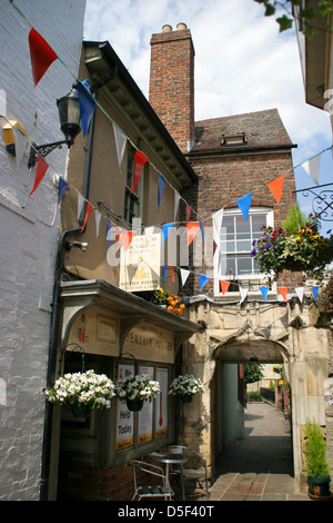 Schneider von Gloucester House und St Michaels Tor Gloucester Gloucestershire England UK Stockfoto