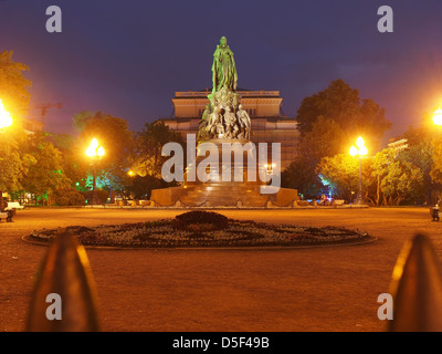 Denkmal für Katharina die große vor dem Alexandrinsky Theater auf die weißen Nächte, Sankt Petersburg, Russland Stockfoto