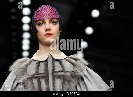 Ein Model trägt eine Design aus der Bora Aksu-Sammlung während der London Fashion Week. Stockfoto