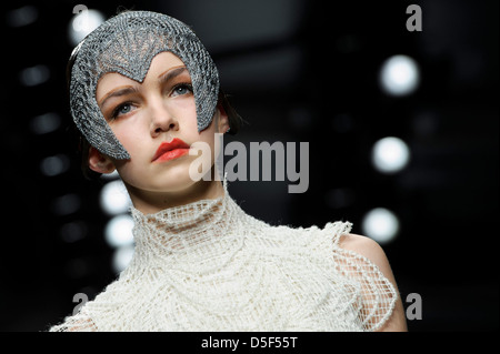 Ein Model trägt eine Design aus der Bora Aksu-Sammlung während der London Fashion Week. Stockfoto