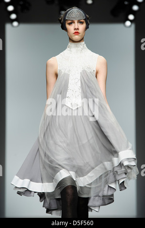 Ein Model trägt eine Design aus der Bora Aksu-Sammlung während der London Fashion Week. Stockfoto