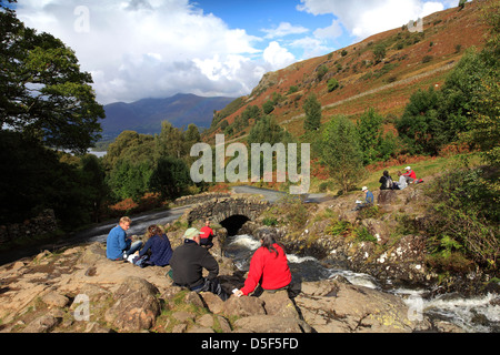 Wanderer am Ashness zu überbrücken, Lake District Nationalpark, Grafschaft Cumbria, England, UK Stockfoto