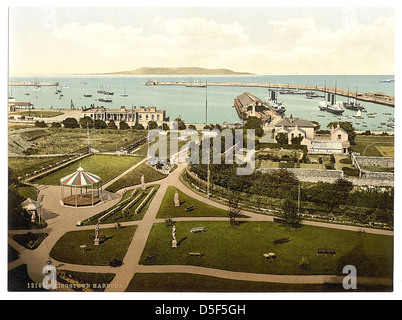 Ein Blick auf den Hafen von Kingstown (heute Dun Laoghaire), County Dublin, Irland, zeigt die geschäftige maritime Aktivität, die typisch für die Region ist. Der Hafen ist nach wie vor ein wichtiger Standort für Schifffahrt und Freizeit. Stockfoto