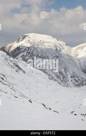 Im Hochformat von Great Gable von Esk Hause, englischen Lake District. Wanderer im Vordergrund für Skala Stockfoto