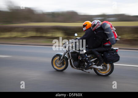 Biker bei Kirkby Lonsdale, Cumbria Sonntag, 31. März 2013.  Rasende Motorradfahrer bei im Norden führenden Bike gerecht zu werden.  Motorradfahrer-Enthusiasten treffen am Teufelsbrücke, eine beliebte Biker Treffpunkt für alle Wochenend-Krieger, Lerner, Motocross-Fanatiker, den alle Wetter Motorradfahrer, Wochenende Tourer oder Pendler. Stockfoto