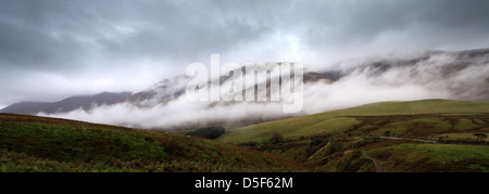 Nebliger Morgen über Skiddaw fiel, Keswick, Nationalpark Lake District, Cumbria County, England, UK Stockfoto