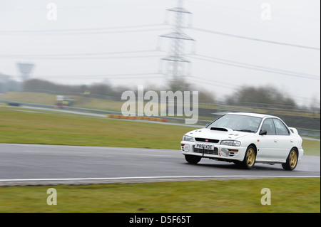 Ein Autorennen rund um Schloss Combe Rennstrecke auf den Bristol Motor Club Great Western Sprint 2013. Stockfoto