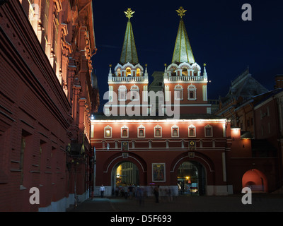 Die Auferstehung-Tor auf dem Roten Platz in Moskau bei Nacht Stockfoto