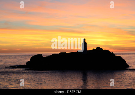 Sonnenuntergang am Leuchtturm von Godrevy in Cornwall, England, Vereinigtes Königreich Stockfoto