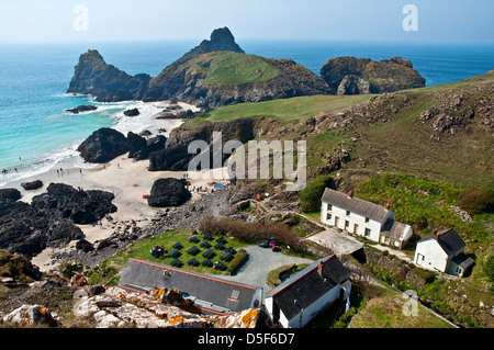 Blick hinunter auf Kynance Cove im Cornwal Königreich, von der South West Coast path Stockfoto