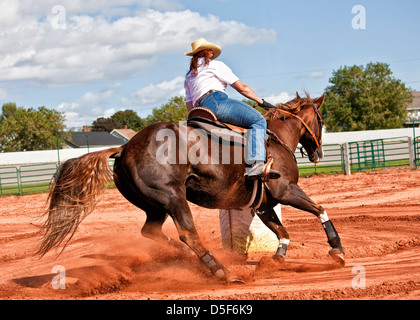 Western Pferd und Reiter in Pol Biege- und Faßlaufen Wettbewerb konkurrieren. Stockfoto